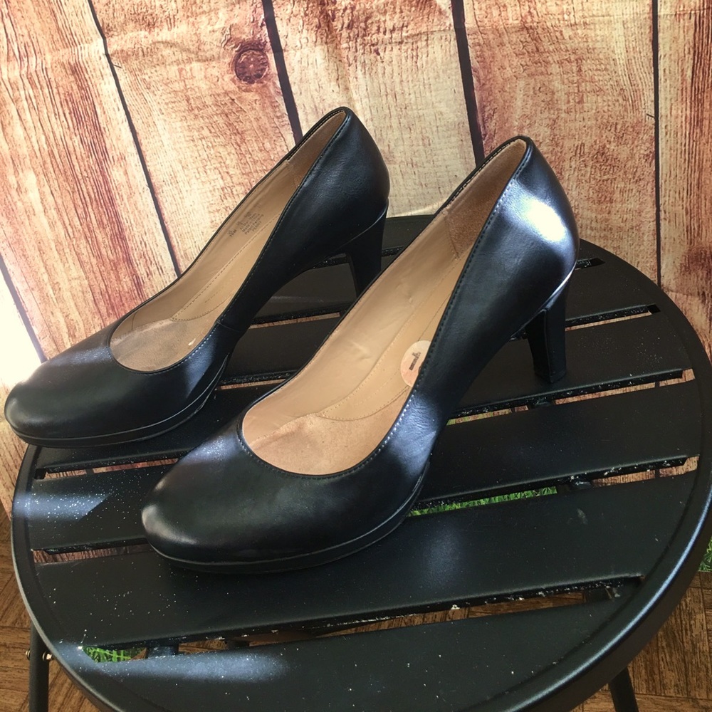 Black pumps